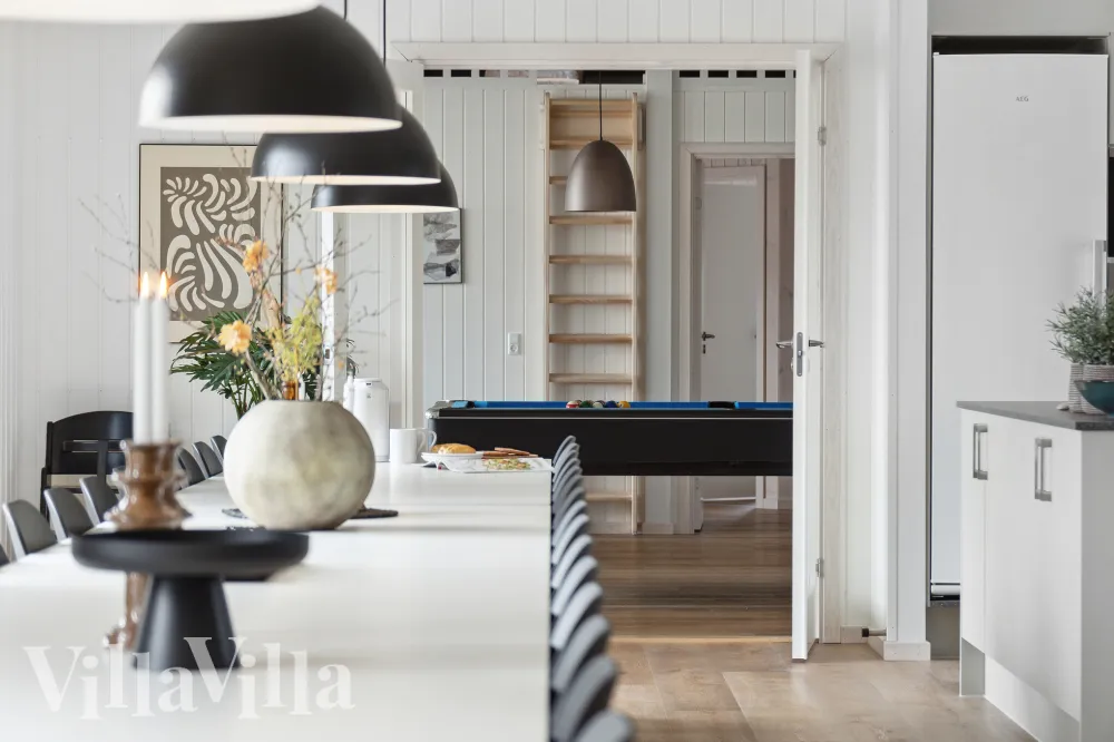 Spiseplads med udsyn til aktivitetsrum